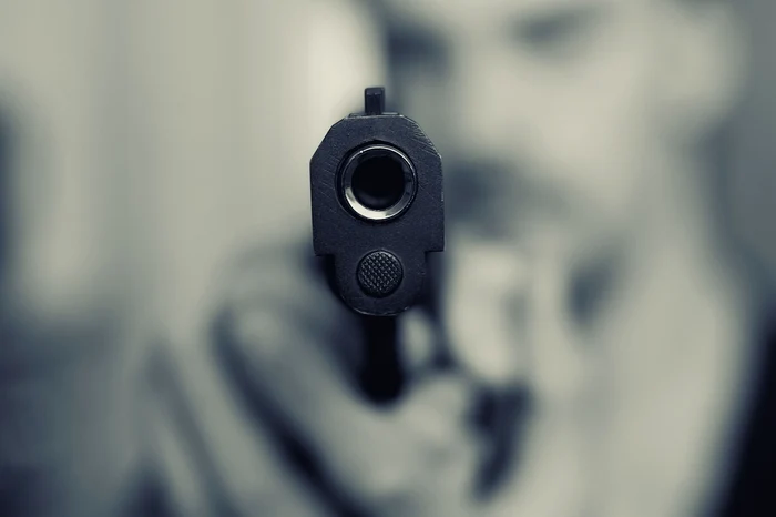 Un-brbat-din-judeul-Hunedoara-i-a-ameninat-soia-cu-pistolul-Individul-a-fost-reinut