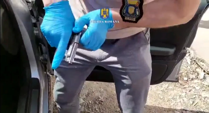 Un-tnr-a-fcut-live-pe-o-reea-social-n-timp-ce-amenina-o-alt-persoan-cu-un-pistol