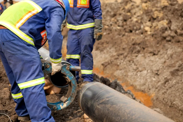 Zeci-de-persoane-evacuate-n-urma-unei-avarii-la-o-conduct-de-gaz-din-Dmbovia