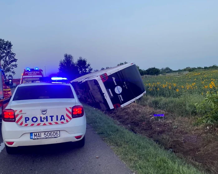 Autocar-cu-59-de-turiti-rsturnat-pe-E85-n-Vrancea-oferul-a-adormit-la-volan