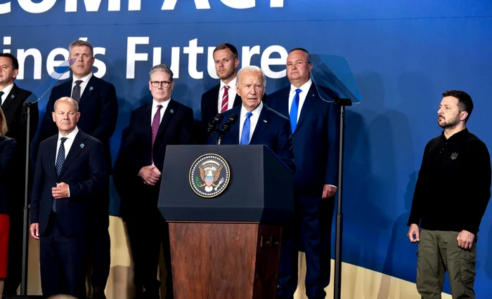 Ciuc-la-summitul-NATO-n-poz-cu-lideri-importani-Unii-politicieni-din-Romnia-cred-c-politica-se-poate-face-prin-postri-pe-Facebook-i-zgomot-la-TV