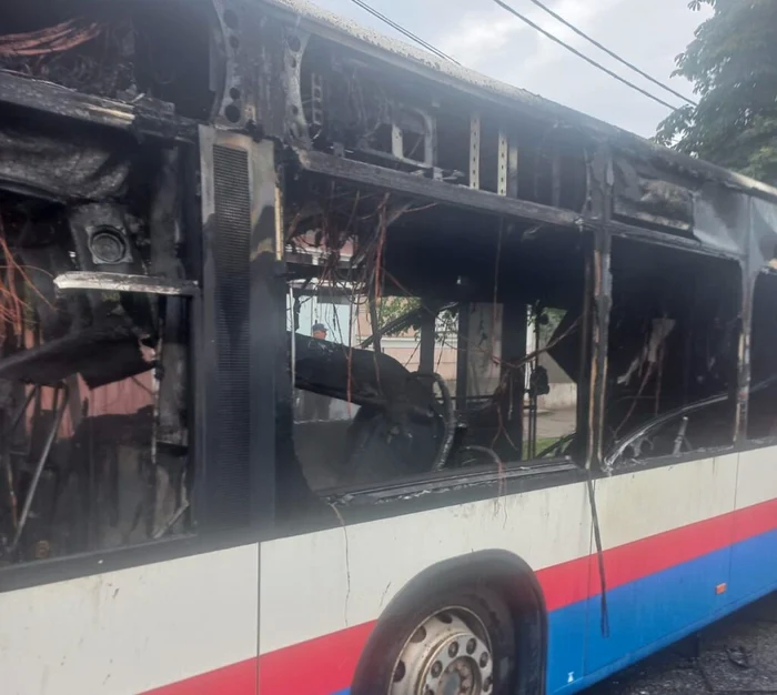 Clipe-teribile-pentru-pasagerii-unui-autobuz-n-Oradea-Vehiculul-a-luat-foc-n-mers