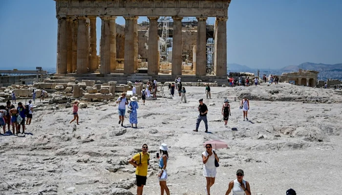 Grecia-n-prag-de-criz-major-Seceta-amenin-turismul-iar-insulele-rmn-fr-ap