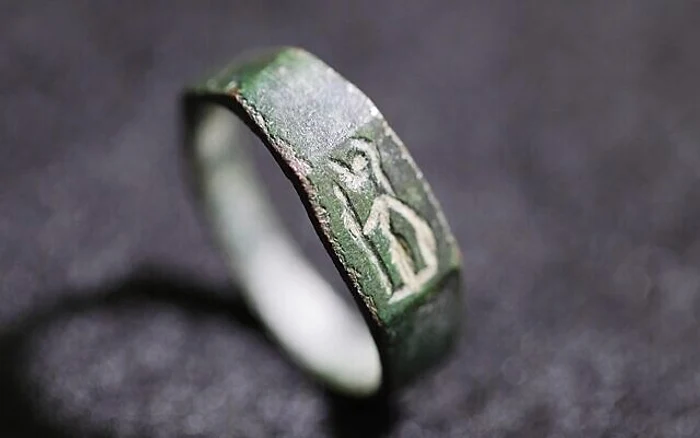 Inel-vechi-de-1800-de-ani-reprezentnd-o-zei-roman-descoperit-de-un-biat-de-13-ani-care-fcea-drumeii-mpreun-cu-tatl-su