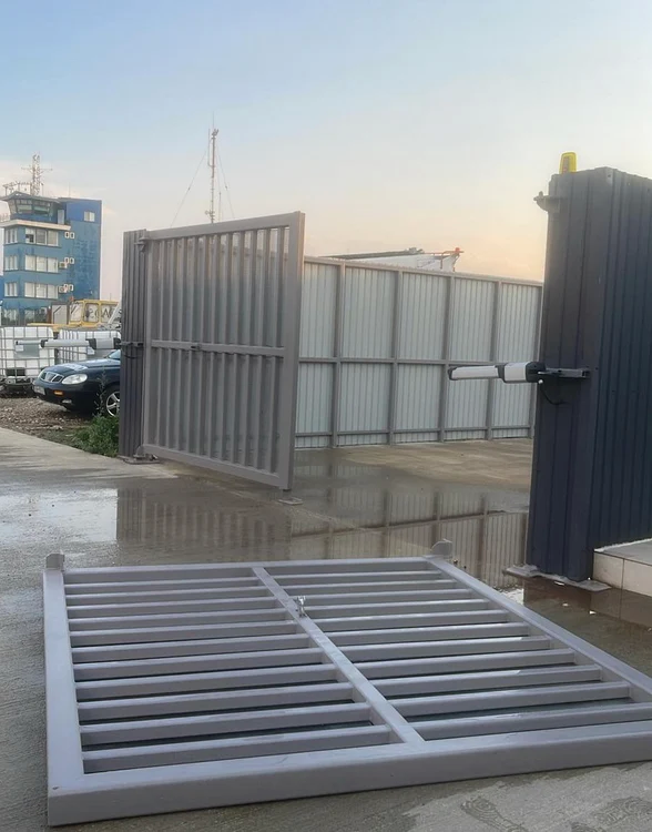 O-bun-parte-din-gardul-Aeroportului-Oradea-dobort-de-vntul-puternic-O-aeronav-Tarom-i-a-anulat-zborul