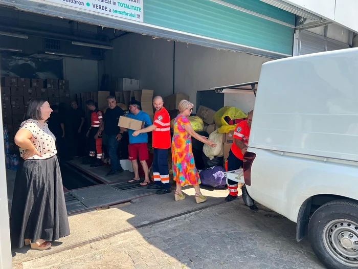 Peste-10000-de-sticle-de-ap-distribuite-ctre-Serviciul-de-Ambulan-DGASMB-i-Jandermerie-anun-Nicuor-Dan