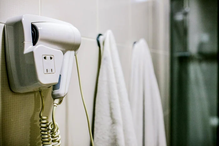 De-ce-e-riscant-pentru-sntate-s-folosii-usctoarele-de-pr-din-hoteluri-Avertismentele-unui-doctor
