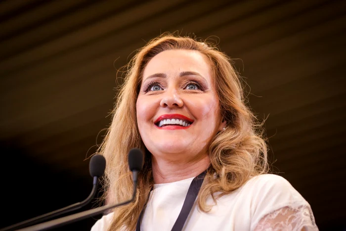 Elena-Lasconi-l-provoac-pe-Marcel-Ciolacu-la-o-dezbatere-electoral-pe-model-american-S-se-uite-n-ochii-oamenilor