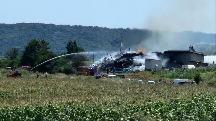 ---------Incendiu-de-proporii-n-judeul-Bacu-Sute-de-tone-de-plante-furajere-i-un-adpost-de-animale-mistuite-de-flcri