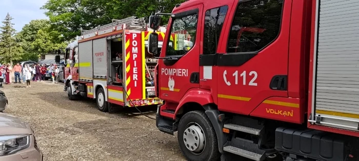 ---------Incendiu-de-vegetaie-uscat-i-litier-la-Rnov-Aproximativ-4000-de-metri-ptrai-sunt-mistuii-de-flcri