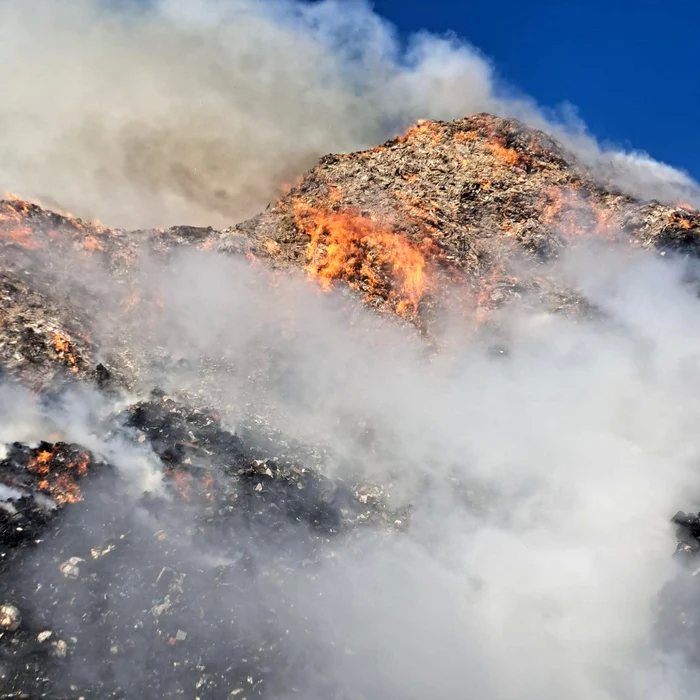 Incendiu-pe-platforma-Oltchim-ard-deeuri-de-mase-plastice-de-24-de-ore-A-fost-emis-RO-Alert