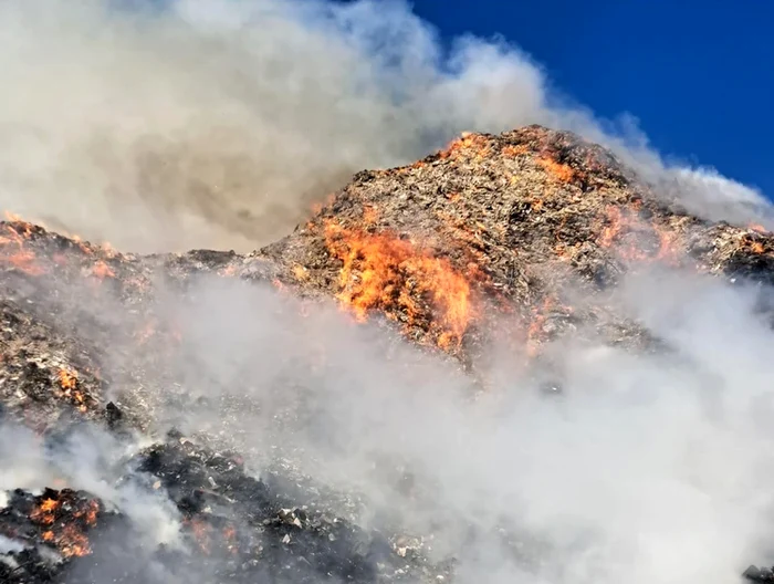 Incendiul-de-pe-platforma-Oltchim-e-nc-nelichidat-la-trei-zile-de-izbucnire