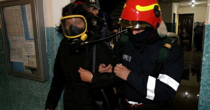 Panic-ntr-un-bloc-din-Bucureti-din-cauza-unui-incendiu-un-brbat-a-murit-Fiul-i-soia-sa-au-fost-salvai-n-ultimul-moment