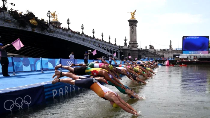 Sportivii-dezgustai-c-au-fost-pui-s-noate-n-Sena-la-Jocurile-Olimpice-Am-atins-lucruri-scrboase