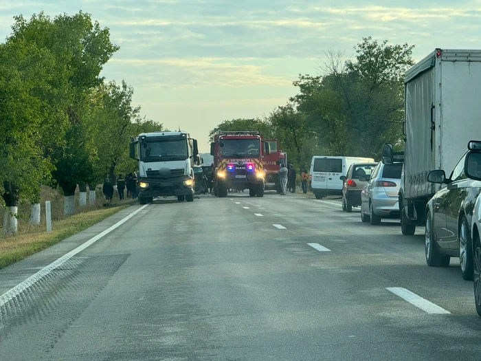 ---------Accident-rutier-grav-pe-drumul-European-574-n-judeul-Olt-O-persoan-decedat-Traficul-a-fost-reluat