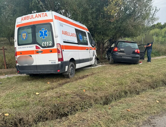 ---------Ambulan-aflat-n-misiune-izbit-de-un-autoturism-pe-DN-25-Patru-persoane-sunt-rnite