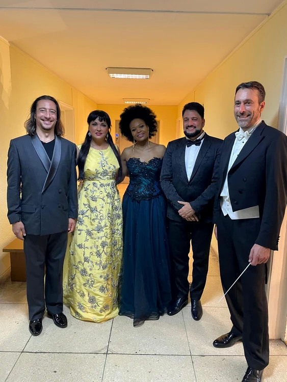 ---------Anna-Netrebko-O-sear-de-glamour-i-stil-la-Bucureti-Soprana-a-schimbat-4-inute-n-cele-90-de-minute-de-concert