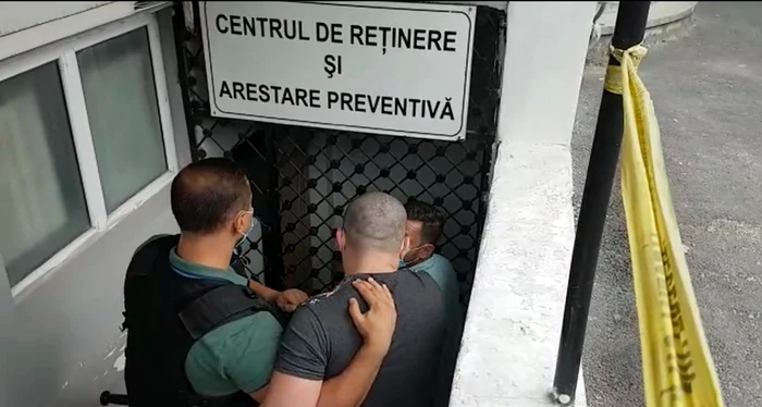 ---------Arestat-dup-ce-a-ncercat-s-i-omoare-cu-un-cuit-amicii-de-pahar-chiar-n-faa-casei