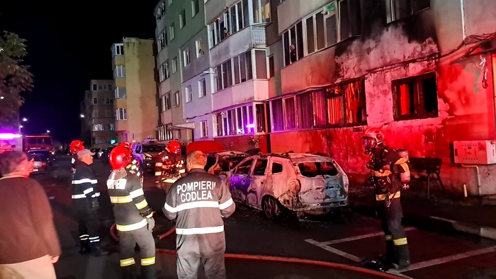 ---------Atac-n-stil-mafiot-n-judeul-Braov-un-brbat-a-incendiat-cu-un-cocktail-Molotov-o-main-Flcrile-au-cuprins-faada-unui-bloc