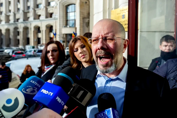 ---------Cel-mai-agresiv-viceprimar-al-Bucuretiului-decorat-de-preedintele-Romniei-n-2020-Bdulescu-a-postat-o-fotografie-trucat-cu-Iohannis-n-chip-de-Hitler