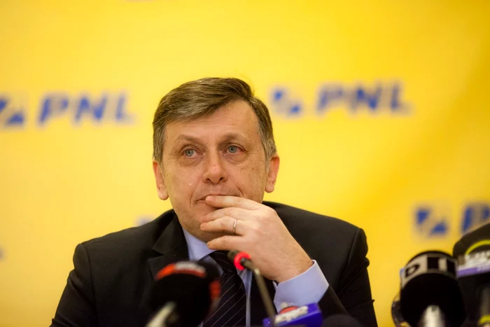 ---------Crin-Antonescu-crede-c-Iohannis-vrea-s-preia-conducerea-partidului-La-captul-acestei-peripeii-PNL-va-fi-puin-lsat-n-offside-de-imagine