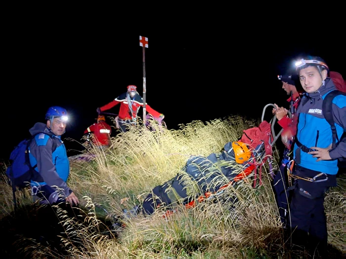 Foto----------Intervenie-de-aproape-12-ore-a-salvamontitilor-pentru-a-salva-o-persoan-de-70-de-ani-din-munii-Iezer