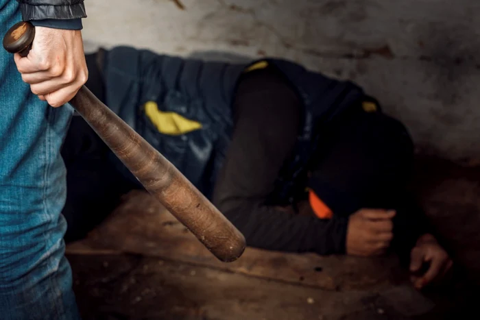 ---------Imagini-horror-n-Hunedoara-A-intrat-cu-o-bt-de-baseball-ntr-un-magazin-i-a-snopit-n-btaie-6-brbai