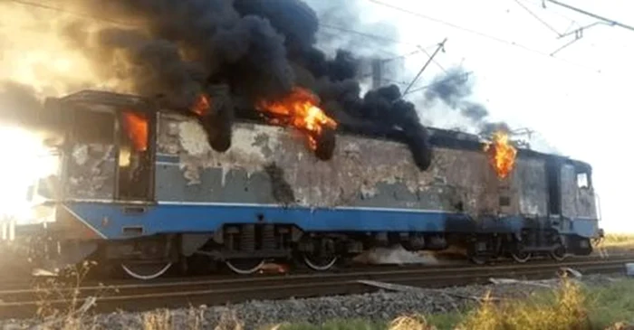 ---------Locomotiva-unui-tren-de-cltori-n-care-se-afl-circa-100-de-persoane-a-luat-foc-Intervin-pompierii--ISU-Prahova