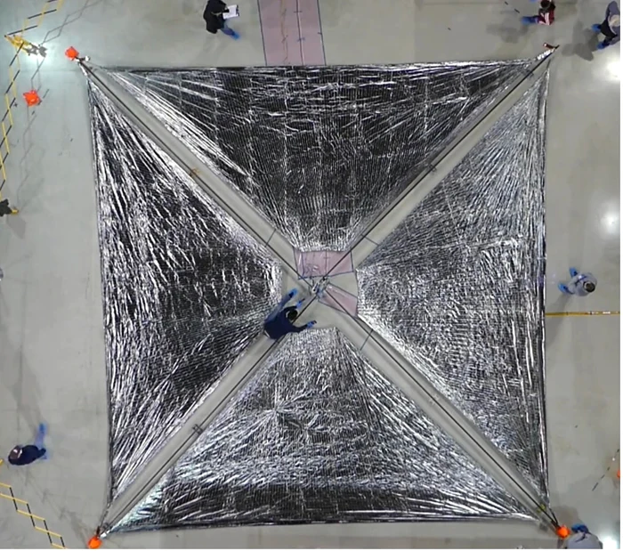 ---------NASA-a-desfurat-prima-pnz-solar-n-spaiu-Pnza-poate-fi-vzut-de-pe-Pmnt
