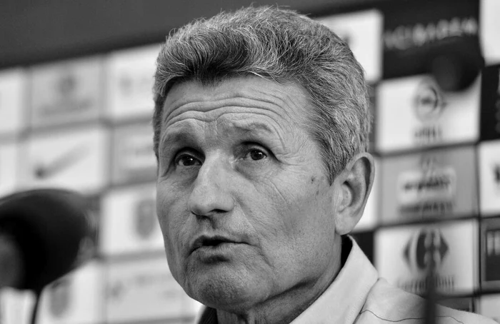 ---------Negru-de-doliu-n-loc-de-alb-rou-Mulescu-i-Samungi-omagiai-pe-stadionul-Dinamo