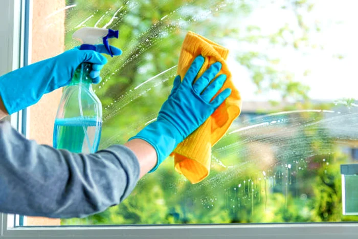---------O-ieeanc-a-obinut-de-la-tribunal-acordul-s-intre-n-apartamentul-unei-vecine-pentru-a-i-face-curenie-cu-fora