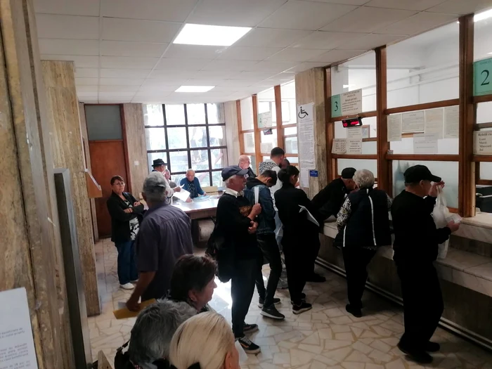 ---------Pensionarii-fr-decizii-de-recalculare-s-au-sturat-s-atepte-potaul-Au-zis-s-avem-rbdare-am-avut-Dar-ct