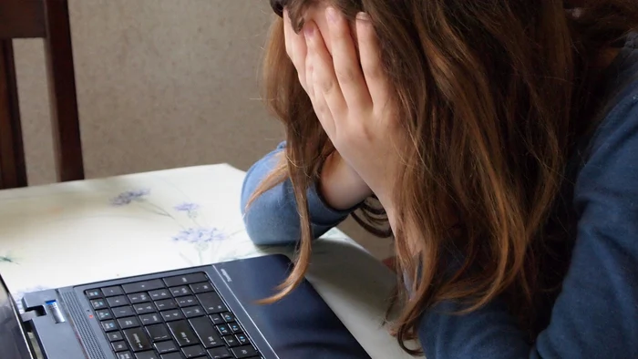 ---------Pericolul-din-online-O-feti-de-12-ani-a-alertat-autoritile-la-nivel-mondial-cu-un-mesaj-de-suicid-din-cauza-cyberbullying-ului
