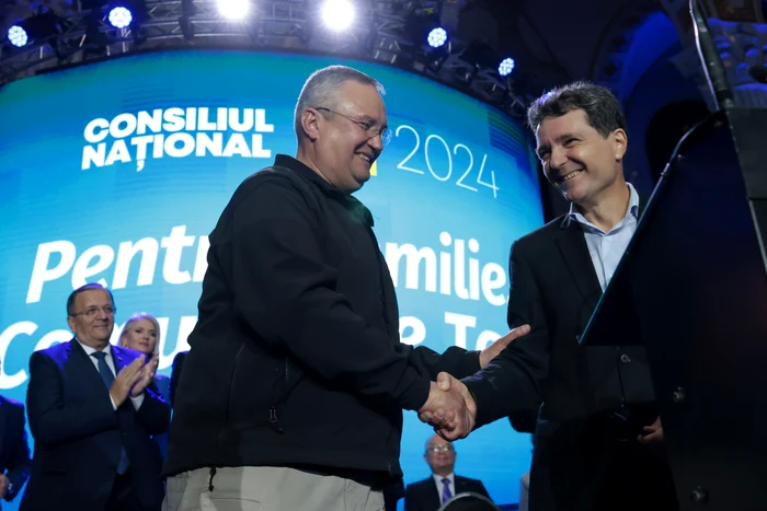 ---------Primarul-Bucuretiului-a-semnat-pentru-Nicolae-Ciuc-la-congresul-liberalilor-Cum-va-alege-ntre-Elena-Lasconi-i-candidatul-PNL