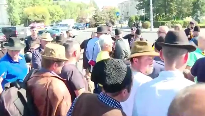 ---------Protest-n-Piaa-Victoriei-ciobanii-cer-interzicerea-eutanasierii-oilor