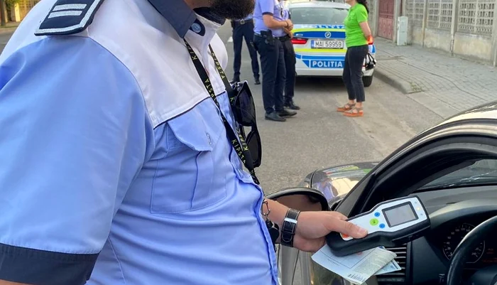 ---------Un-poliist-a-fost-trt-civa-metri-cu-maina-de-un-ofer-oprit-la-un-filtru-de-rutin-Agentul-a-fost-rnit-la-picioare