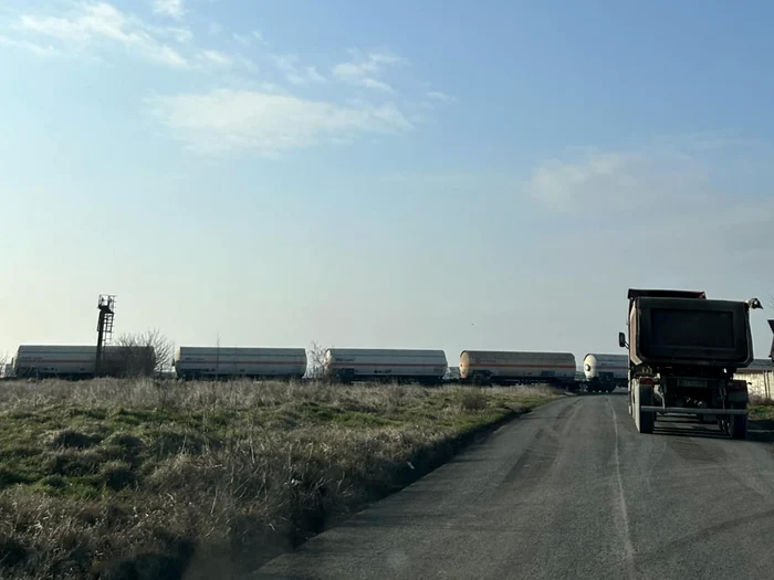 ---------ALERT-ISU-Un-tren-cu-28-de-vagoane-de-tip-cistern-a-deraiat-ntre-Lumina-i-Nvodari-Pompierii-sunt-la-faa-locului-