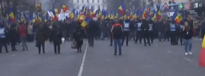 ---------Aproximativ-2000-de-persoane-s-au-strns-deja-la-protestul-organizat-de-George-Simion-la-Iai-de-Mica-Unire