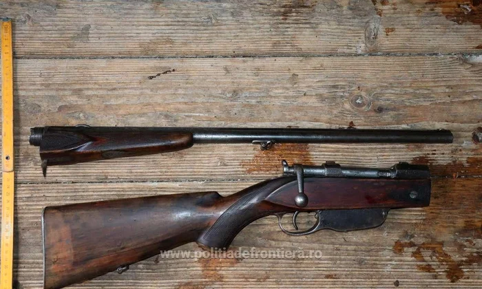 ---------Arme-i-muniie-descoperite-de-Poliia-de-Frontier-la-dou-adrese-din-Suceva-n-urma-unor-percheziii-domiciliare