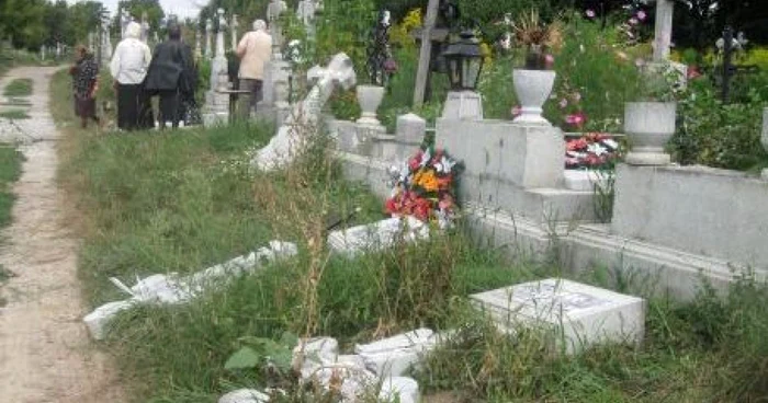 ---------Cazurile-de-profanare-de-morminte-se-extind-Atac-ntr-un-cimitir-din-Dolj-Fptaii-ar-fi-plecat-cu-mii-de-lei--