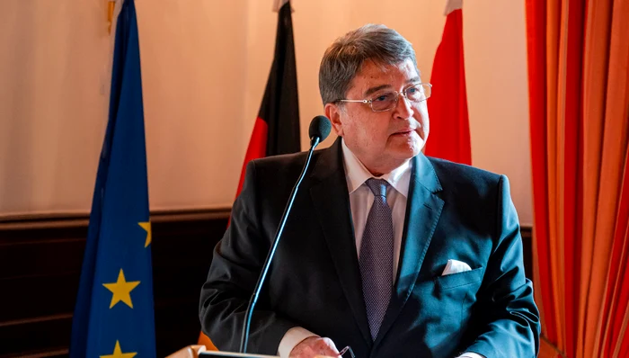 ---------Ce-i-a-spus-Keith-Kellogg-ministrului-Emil-Hurezeanu-despre-bazele-americane-din-Romnia