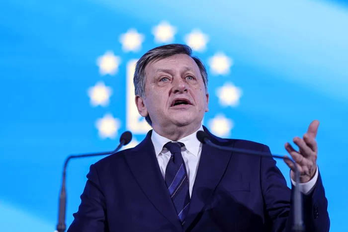 ---------Crin-Antonescu-reacie-blnd-dup-plecarea-frailor-Tate-Probabil-c-au-avut-nite-urgene-Ce-a-declarat-premierul-Marcel-Ciolacu