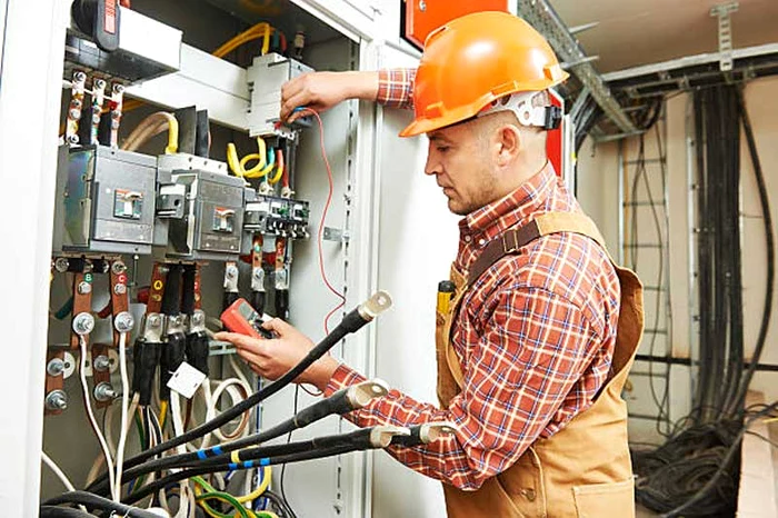 ---------De-ce-tinerii-nu-mai-aleg-meserii-tehnice-Salariile-unui-electrician-sau-sudornRomnia