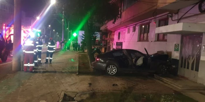 ---------Dou-persoane-au-fost-rnite-dup-ce-oferul-a-pierdut-controlul-i-maina-a-lovit-un-bloc-de-locuine-din-Suceava