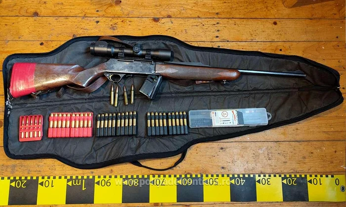 Foto----------Descinderi-n-Maramure-la-casele-unor-braconieri-Poliitii-au-confiscat-o-arm-muniie-i-trofee-de-cerb