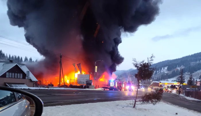 ---------Incendiu-devastator-la-un-depozit-de-cauciucuri-din-Vatra-Dornei-Populaia-a-primit-mesaje-Ro-Alert