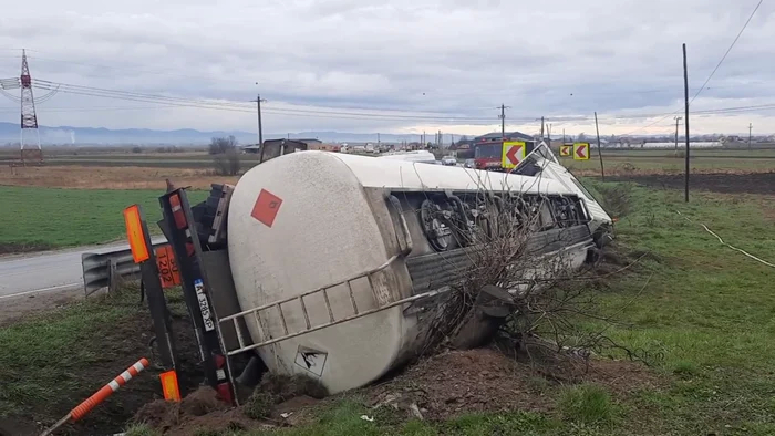 ---------O-cistern-ncrcat-cu-31000-de-litri-de-benzin-s-a-rsturnat-pe-DN-2-n-judeul-Suceava-Sunt-scurgeri-de-combustibil