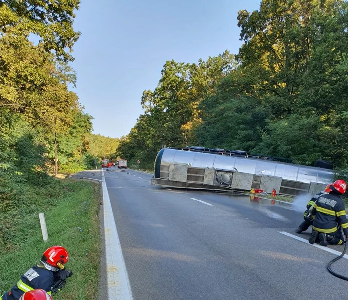 ---------Pericol-uria-pe-DN7-o-cistern-s-a-rsturnat-pe-osea-iar-carburantul-a-curs-pe-acostament-Trafic-blocat-total