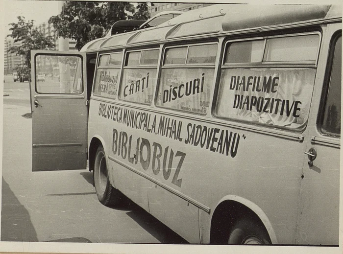 ---------Poveti-din-bibliobuz-biblioteca-pe-roi-a-Romniei-comuniste-Am-mprumutat-i-citit-pe-nersuflate-Legendele-Olimpului-Iliada-Odiseea-Eneida