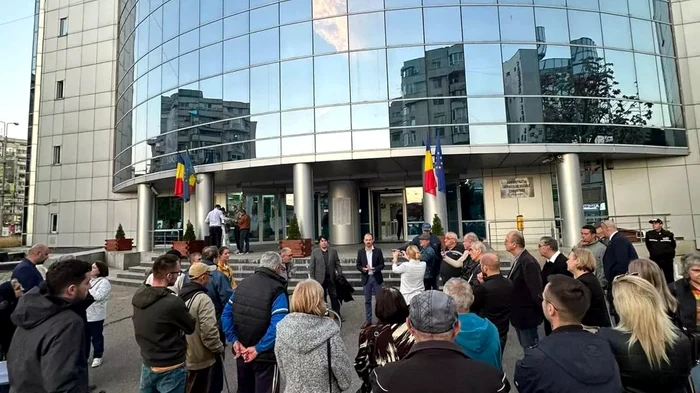 ---------Salariaii-firmei-de-transport-public-din-Ploieti-au-ieit-n-strad-Primarul-cere-tierea-la-snge-a-bugetului-Acolo-e-o-gaur-neagr-parazitat-de-pile-i-nepotisme